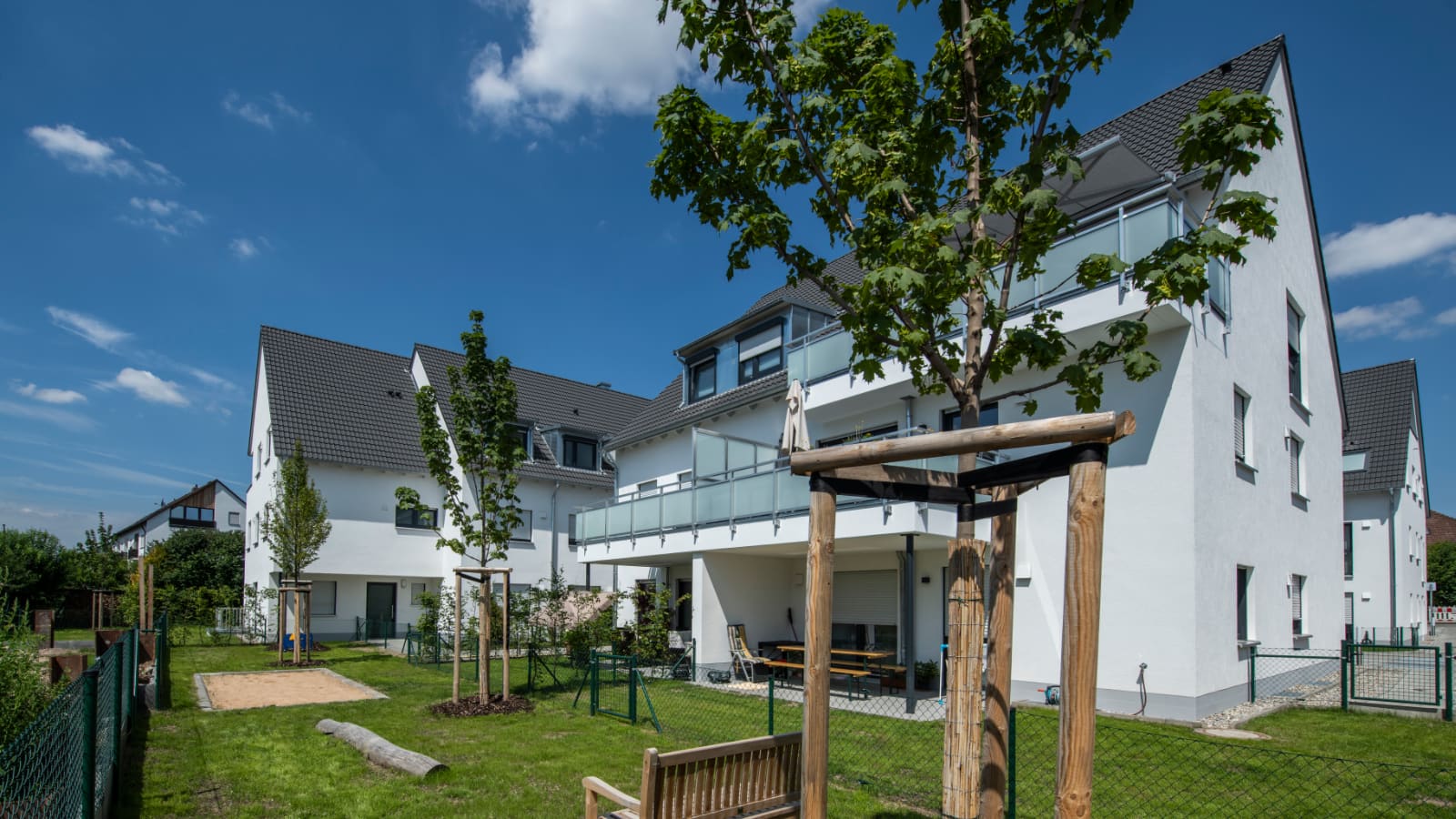 Abendroth | Blick vom Spielplatz auf Haus 2+3